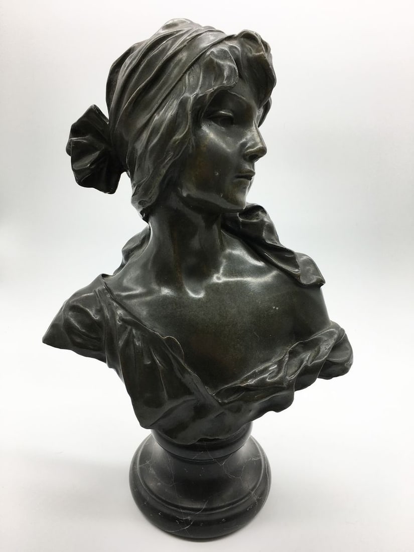 Bronze bust of young women: Title: Bronze bust of young women Description: Verndec 3 ITEM DESCRIPTION : *Medium : bronze *The size: 40x25 cm/15.74x9.84" inches *Year: 1920-1930s *operative condition Provenance - from our collect