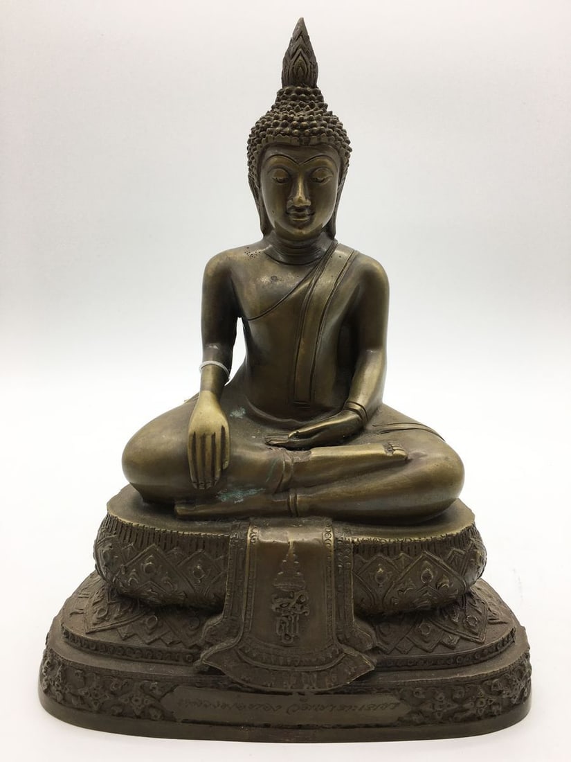 Bronze buddha statue: Title: Bronze buddha statue Description: Verndec 40 ITEM DESCRIPTION : *Medium : bronze *The size: 25x19 cm/9.84x7.48" inches *Wieght - 2.10 kg | 70.54 ounces Provenance - from our collection (more th