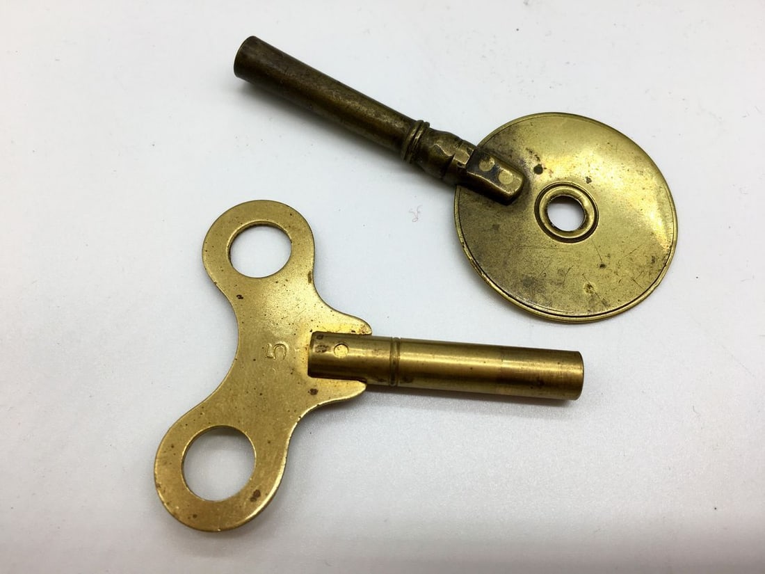 Bronze watch with a figure - 13