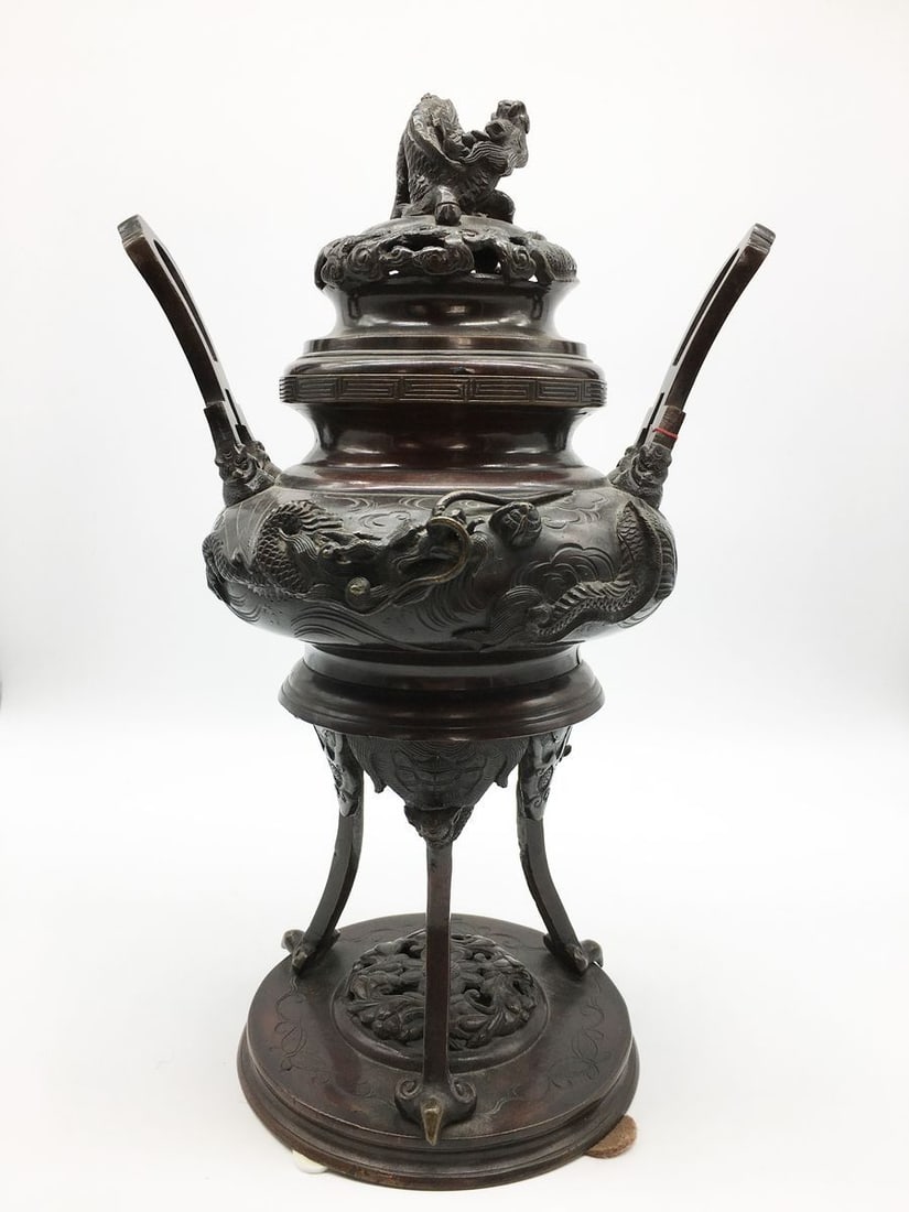 Decorative bronze aroma vase with embossed dragon (1 of 20)