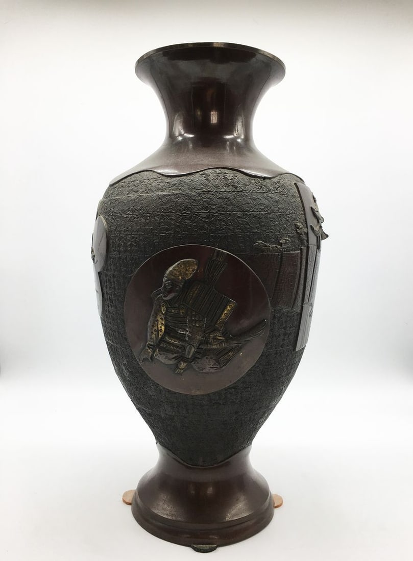 Samurai decorative vase. Japan, 19th century: Title: Samurai decorative vase. Japan, 19th century Description: Verndec 64 ITEM DESCRIPTION : Samurai decorative vase *Medium : bronze, casting, tinting *The size: 42x22 cm/16.53x8.66" inches