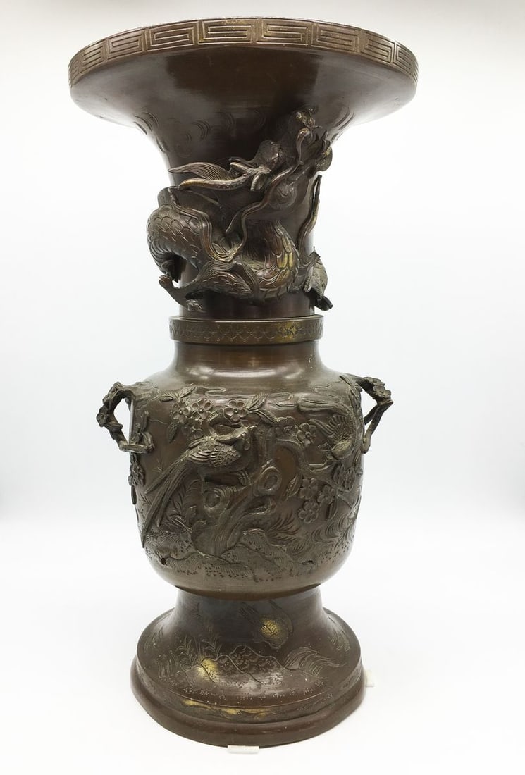 Bronze chinese vase: Title: Bronze chinese vase Description: Verndec 70 ITEM DESCRIPTION : *Medium : bronze *The size: 45x24 cm/17.71x9.44" inches *Wieght - 4.75 kg | 167.551 ounces *Year: China, 19th century Provenance