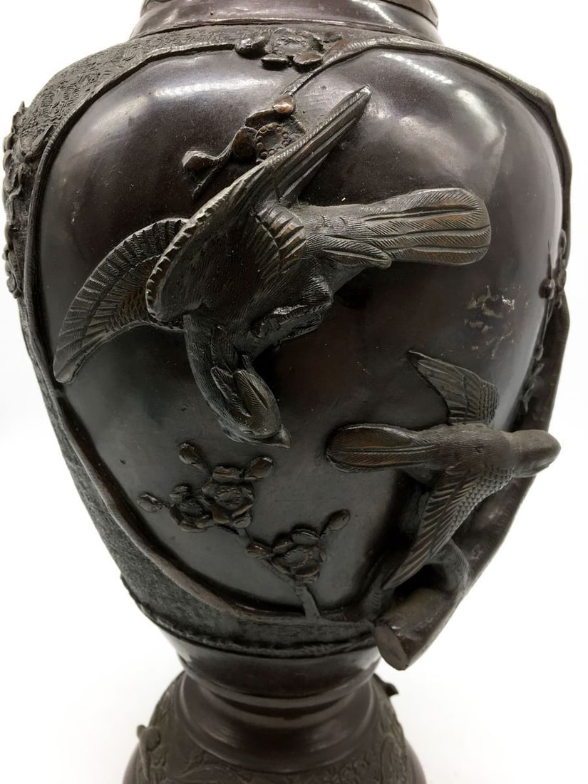 Decorative Chinese vase with embossed image of birds 19th century - 2