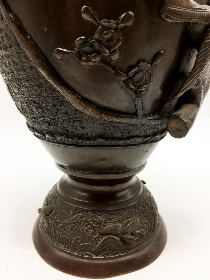 Decorative Chinese vase with embossed image of birds 19th century - 3