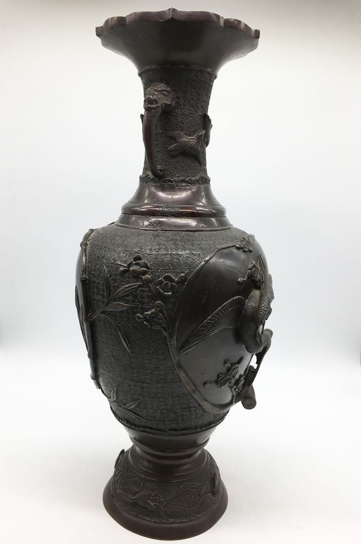 Decorative Chinese vase with embossed image of birds 19th century - 5