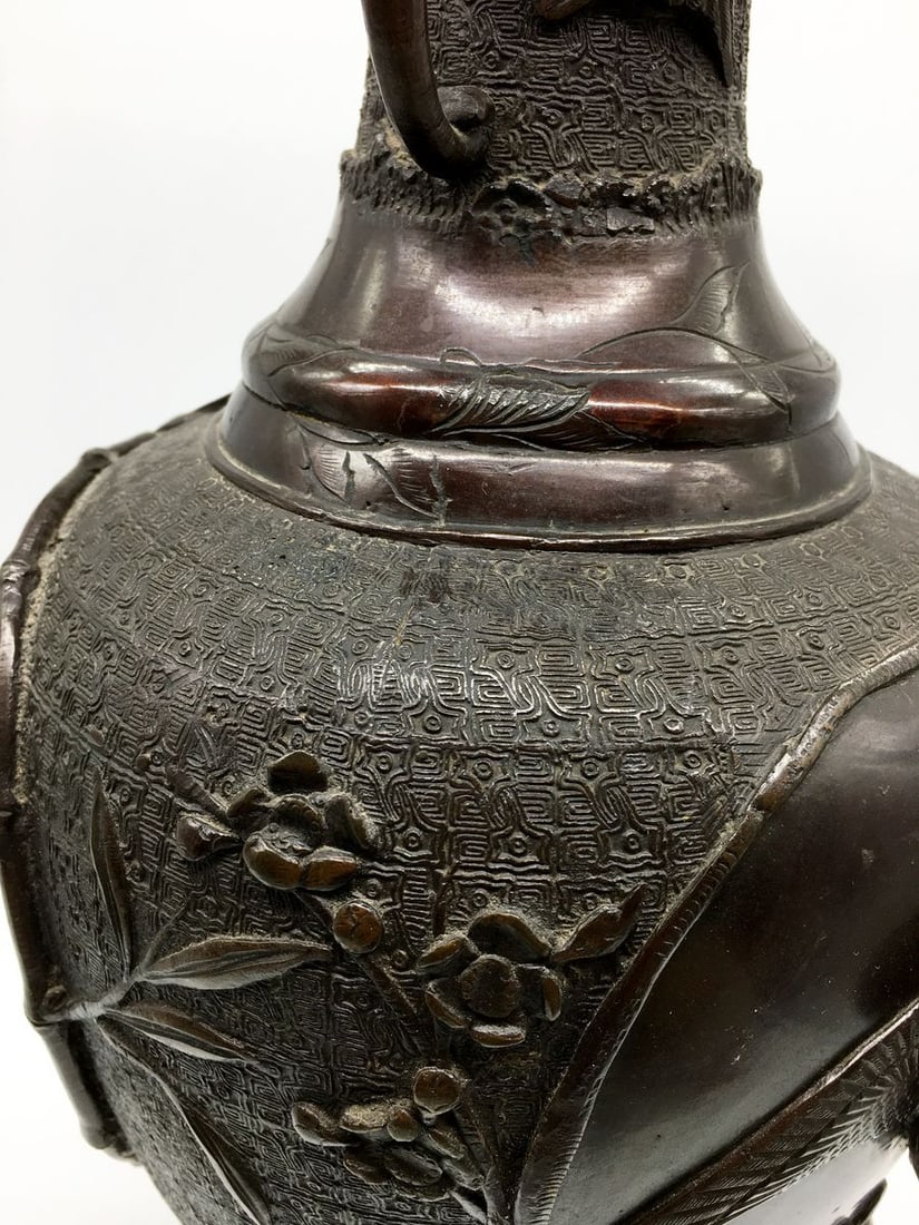 Decorative Chinese vase with embossed image of birds 19th century - 6