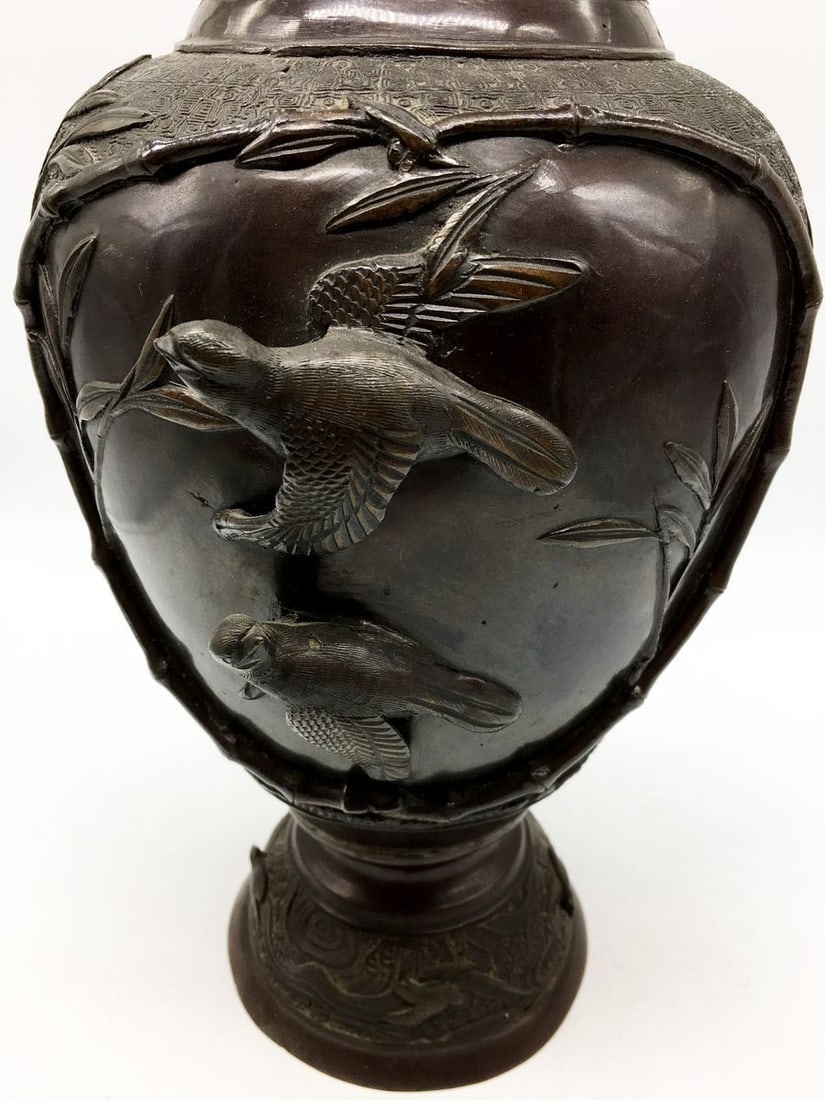 Decorative Chinese vase with embossed image of birds 19th century - 9