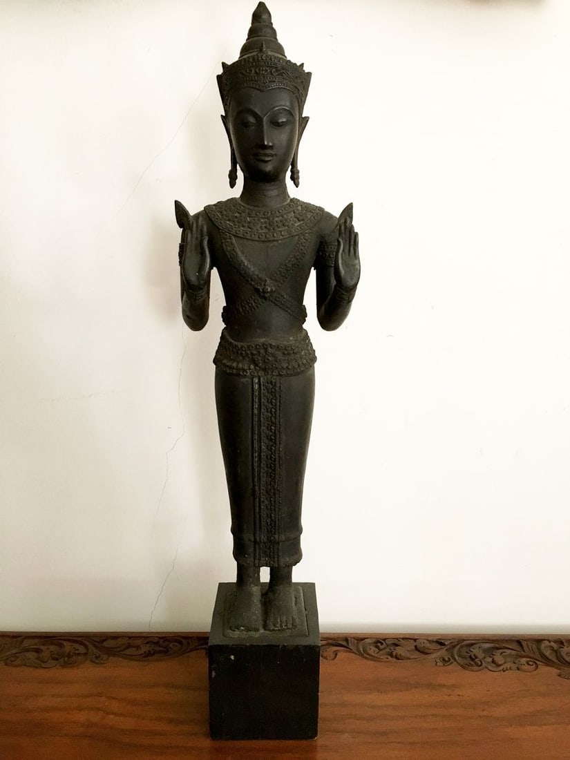Buddha bronze on a wooden stand: Title: Buddha bronze on a wooden stand Description: Verndec 77 ITEM DESCRIPTION : *Medium : bronze, wood stand *The size: 72x18 cm/28.34x7.08" inches *Wieght - 9.10 kg | 320.99 ounces Provenance -