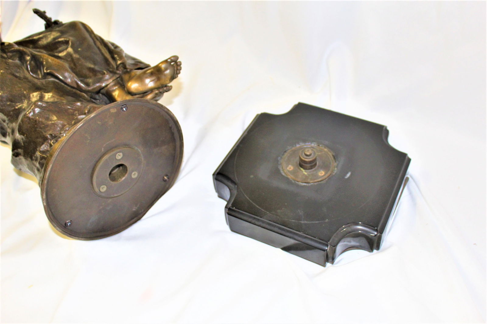 19 Th century Lady Bronze with mandolin, Signed - 2