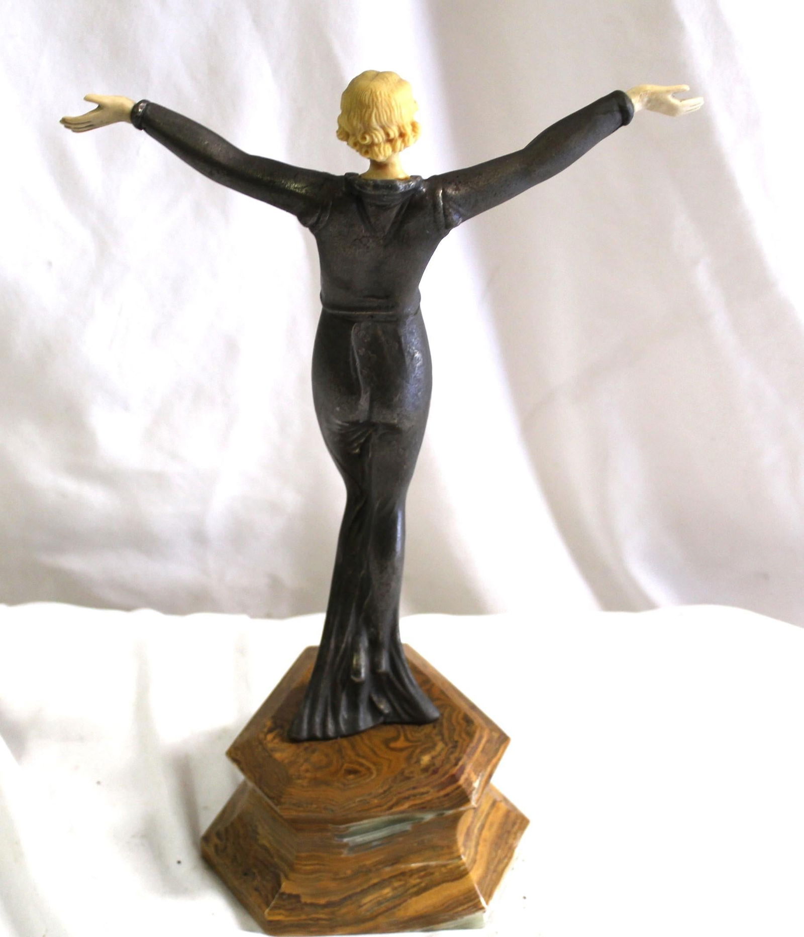 Deco/Modern Figurine Marble base - 11