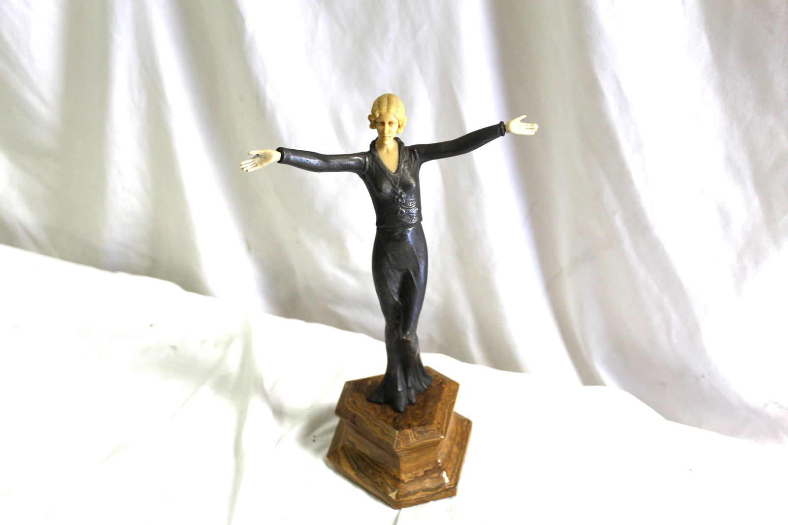 Deco/Modern Figurine Marble base - 15