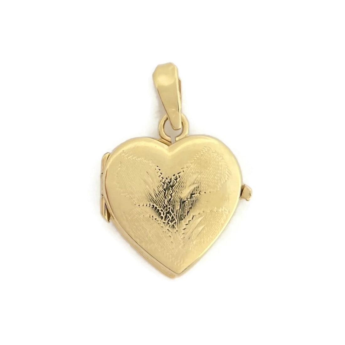 Vintage Italian Heart Photo Locket Necklace Pendant 14K Yellow Gold, 4.62 Grams: Vintage Italian Heart Photo Locket Necklace Pendant 14K Yellow Gold, 4.62 Grams This is such a lovely locket pendant that can fit on the chain of your choice. Please let us know if you have any