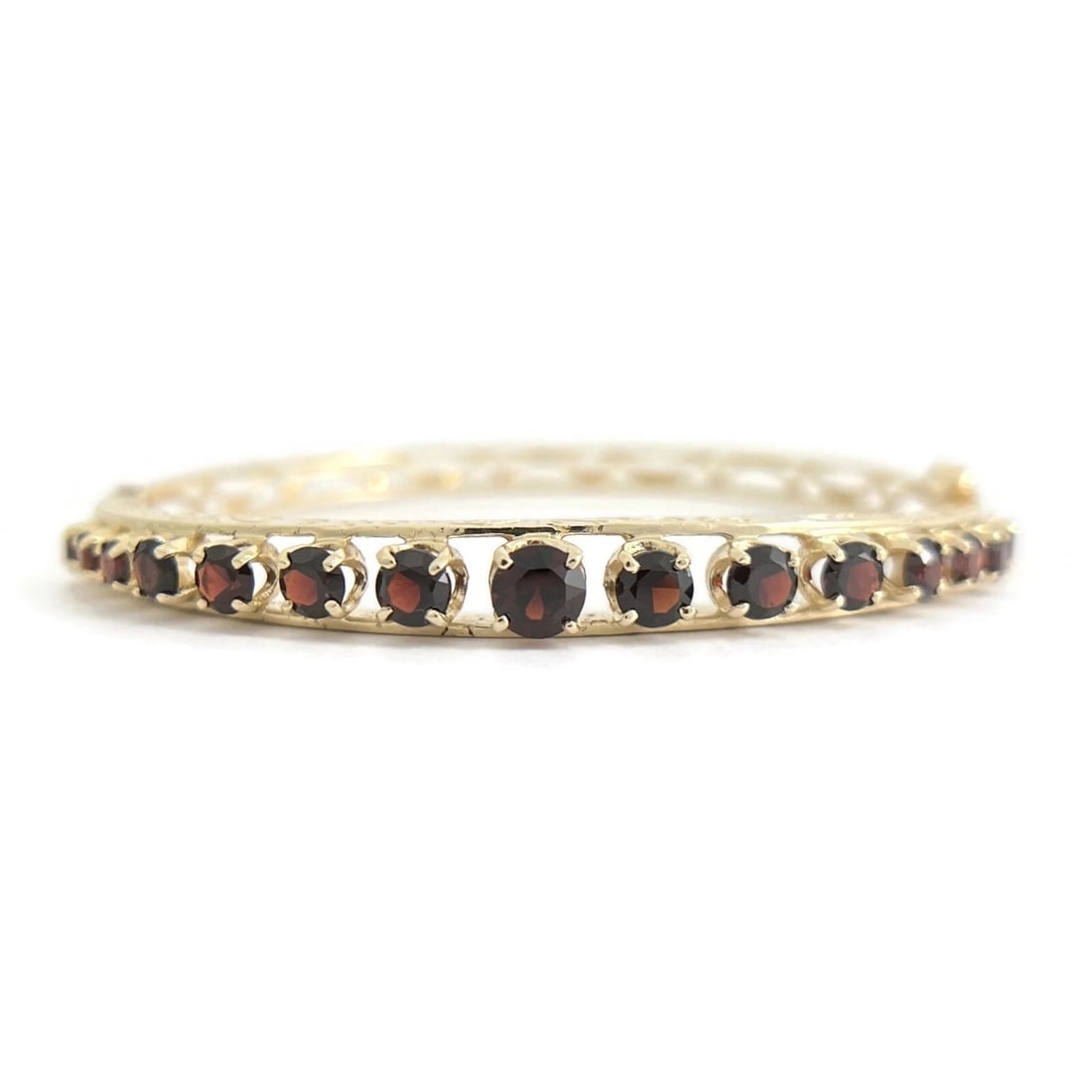 Vintage Garnet Gemstone Filigree Bangle Bracelet 14K Yellow Gold, 11.06 Grams: Vintage Garnet Gemstone Filigree Bangle Bracelet 14K Yellow Gold, 11.06 Grams This is a beautiful and unique bangle bracelet. Please let us know if you have any questions. Gemstone: 15 round garnets 2