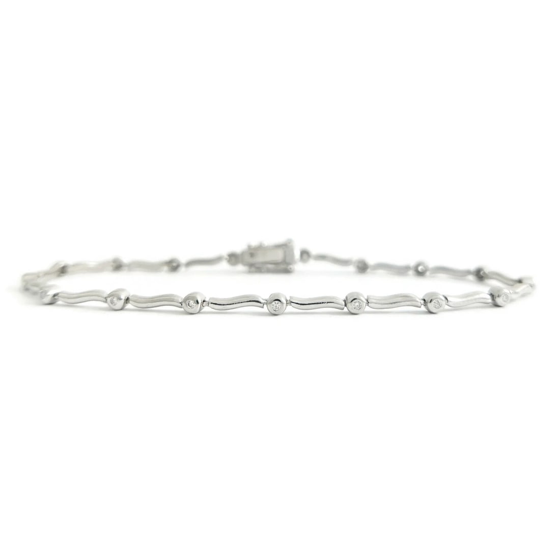 Diamond Bezel Wave Bar Bracelet 10K White Gold, 7 Inches, 5.47 Grams: Diamond Bezel Wave Bar Bracelet 10K White Gold, 7 Inches, 5.47 Grams Make a statement with this gorgeous diamond bracelet. Please let us know if you have any questions. Diamonds: 17 round brilliant cu