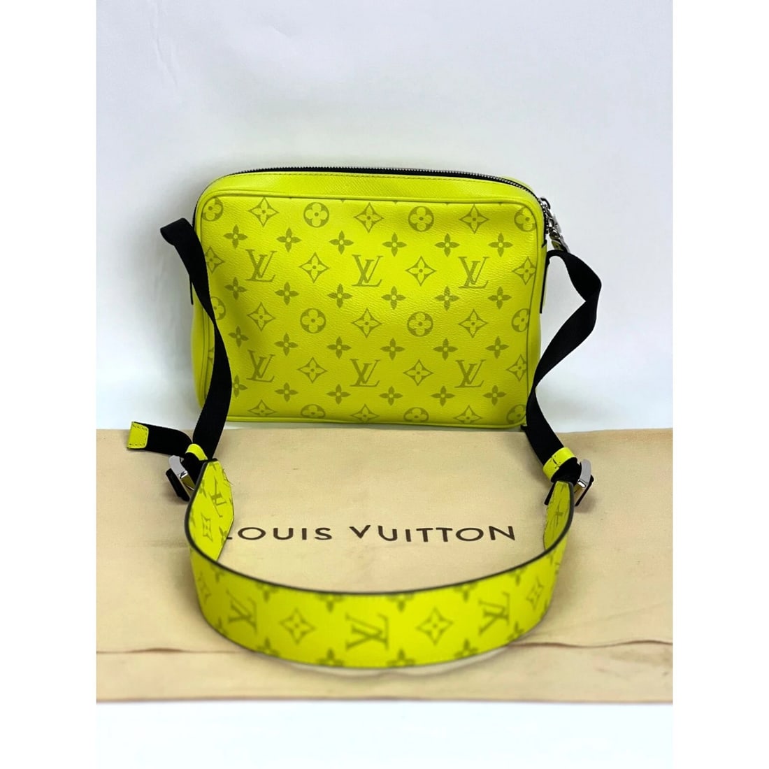 LOUIS VUITTON Taiga Outdoor Messenger Yellow Bag - 3