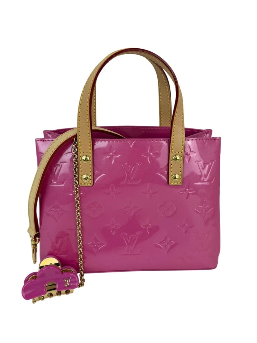 Louis Vuitton Vernis reade PM NM Neon Pink Crossbody Bag: Title: Louis Vuitton Vernis reade PM NM Neon Pink Crossbody Bag Description: Pre-Owned 100% Authentic Louis Vuitton Vernis reade PM NM Neon Pink Crossbody Bag COMES WITH LOUIS VUITTON HAIR CLIP AND