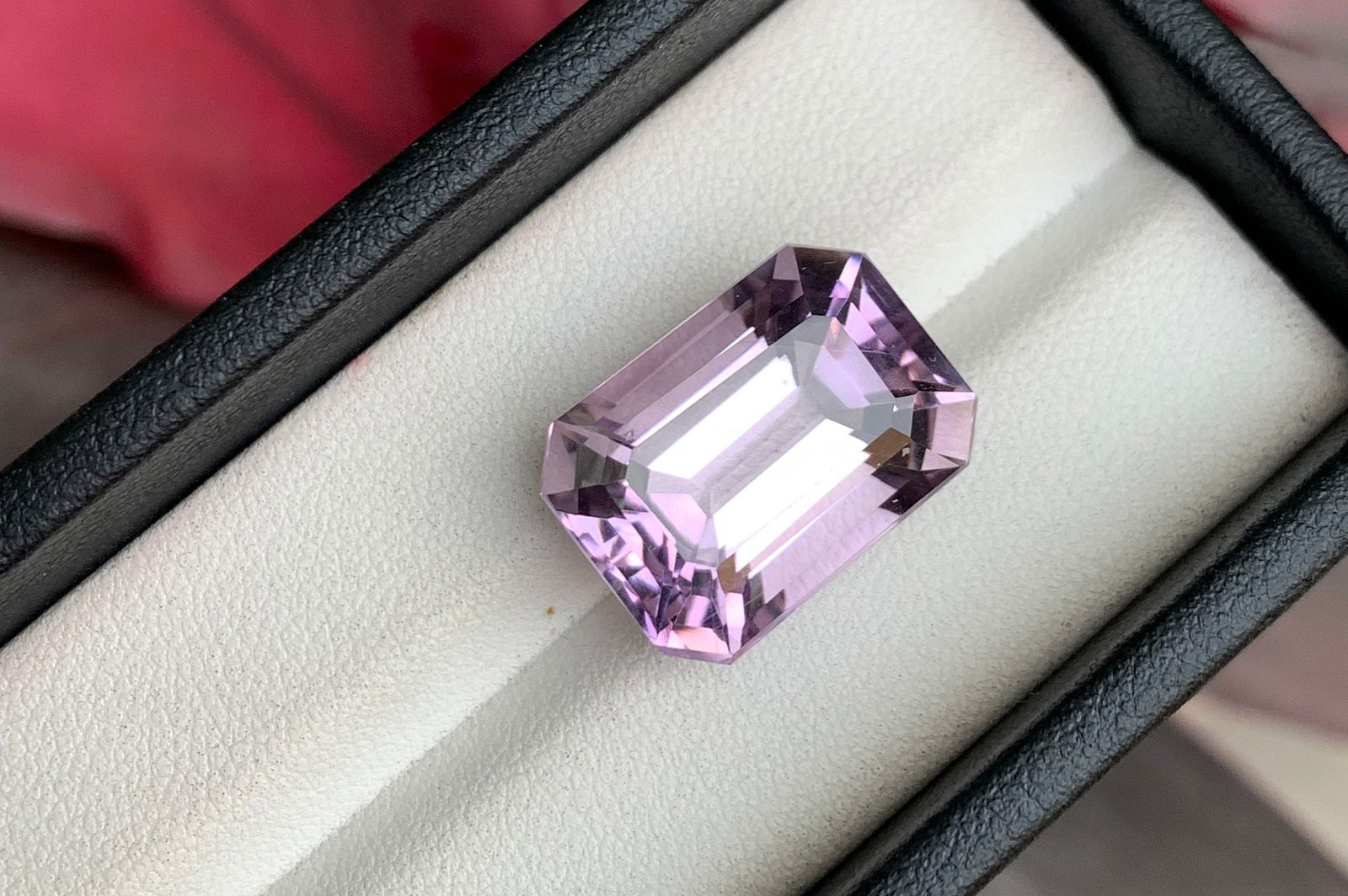 Light Purple Amethyst Gemstone: 18.75 Carat Emerald Cut Stone - 2