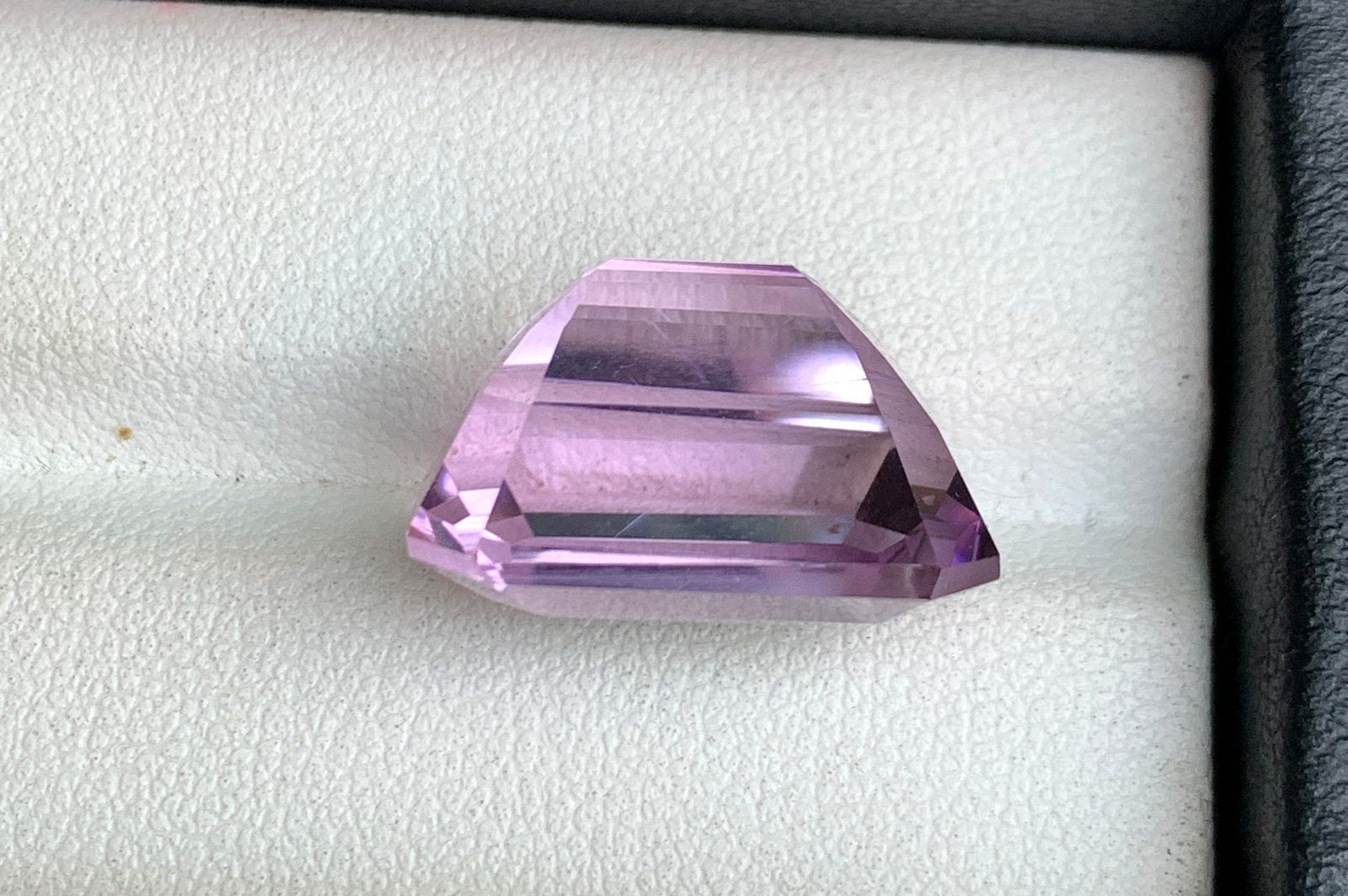 Light Purple Amethyst Gemstone: 18.75 Carat Emerald Cut Stone - 4
