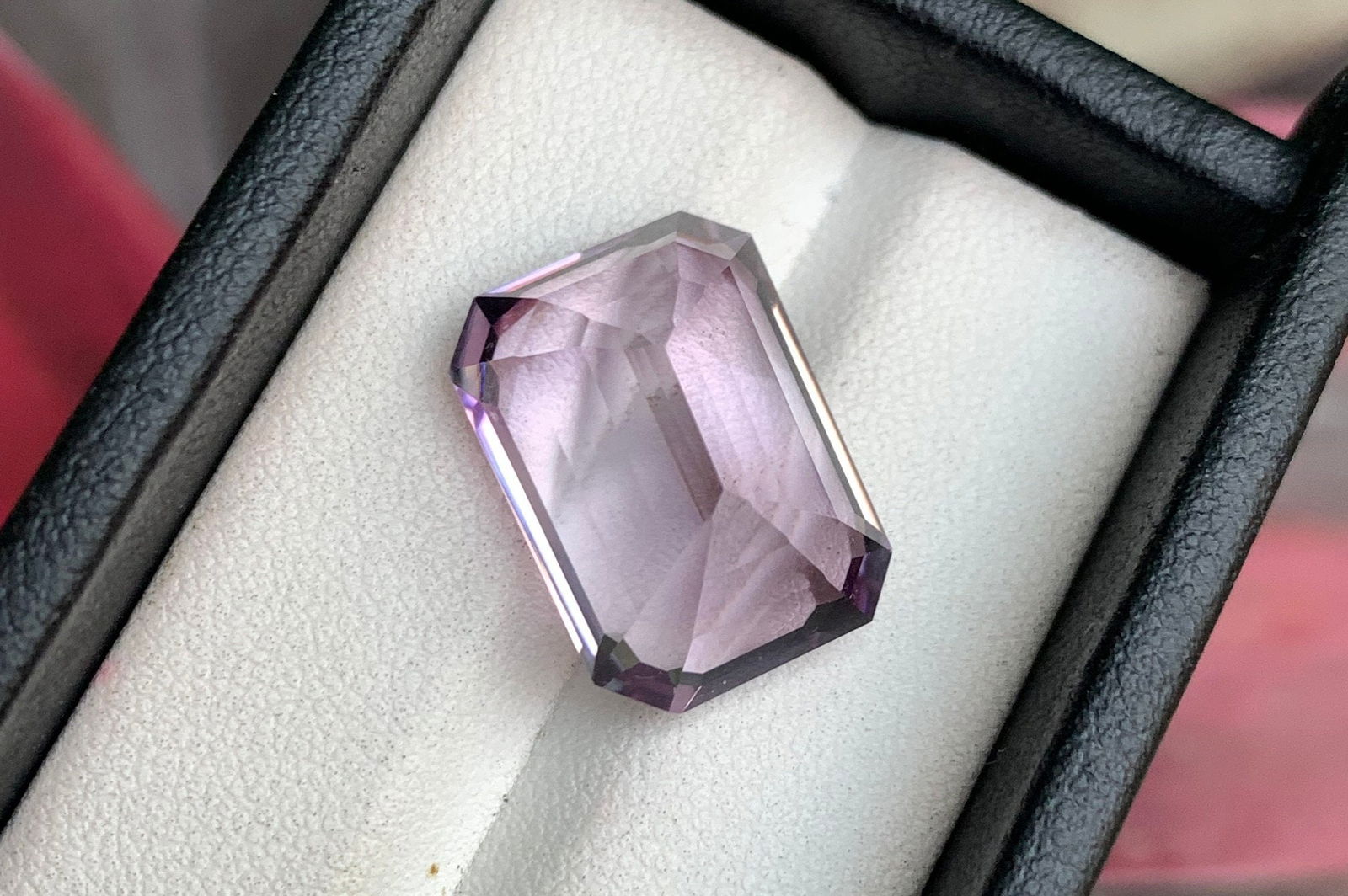 Light Purple Amethyst Gemstone: 18.75 Carat Emerald Cut Stone - 5