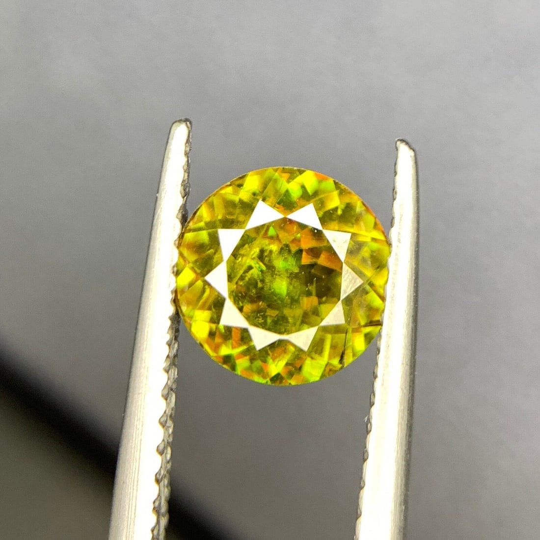 1.20 CT Sphene Titanite Gemstone: Faceted Round Cut, Eye Clean: Title: 1.20 CT Sphene Titanite Gemstone: Faceted Round Cut, Eye Clean Description: Item details Highlights Handpicked by GemsAndJewelsUSA Supplies for making crafts Gemstone: Sphene Carat
