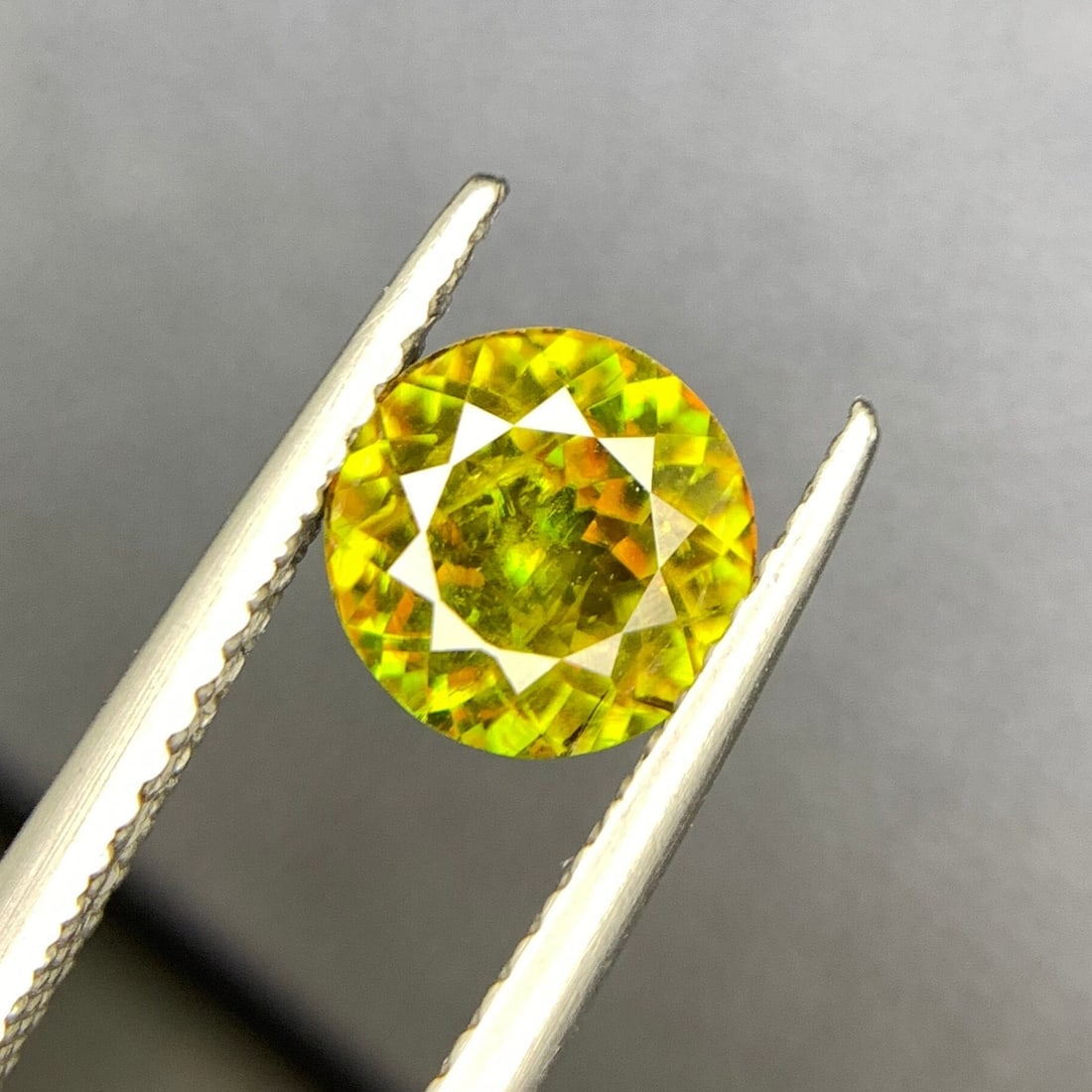 1.20 CT Sphene Titanite Gemstone: Faceted Round Cut, Eye Clean - 2