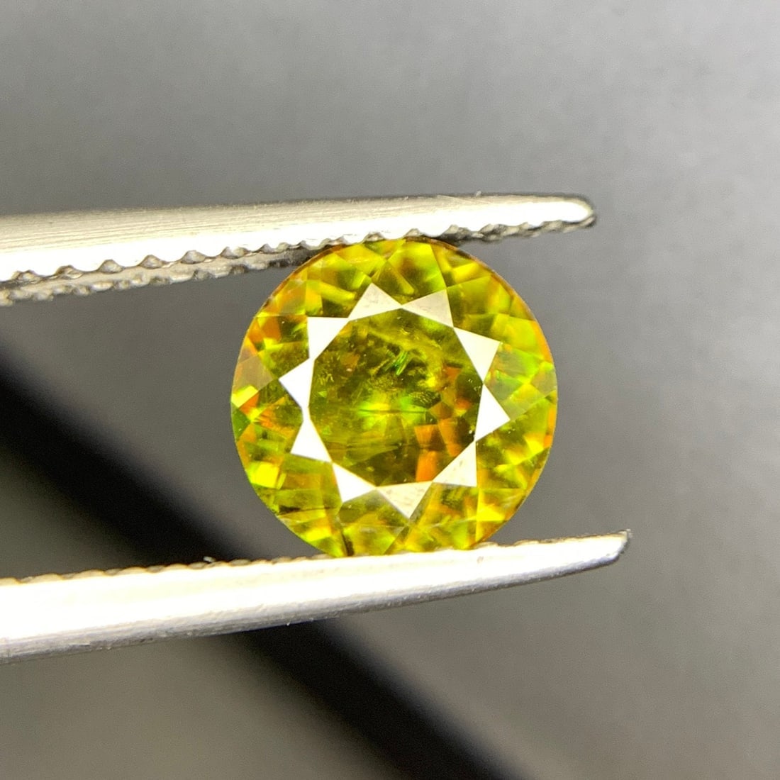 1.20 CT Sphene Titanite Gemstone: Faceted Round Cut, Eye Clean - 3