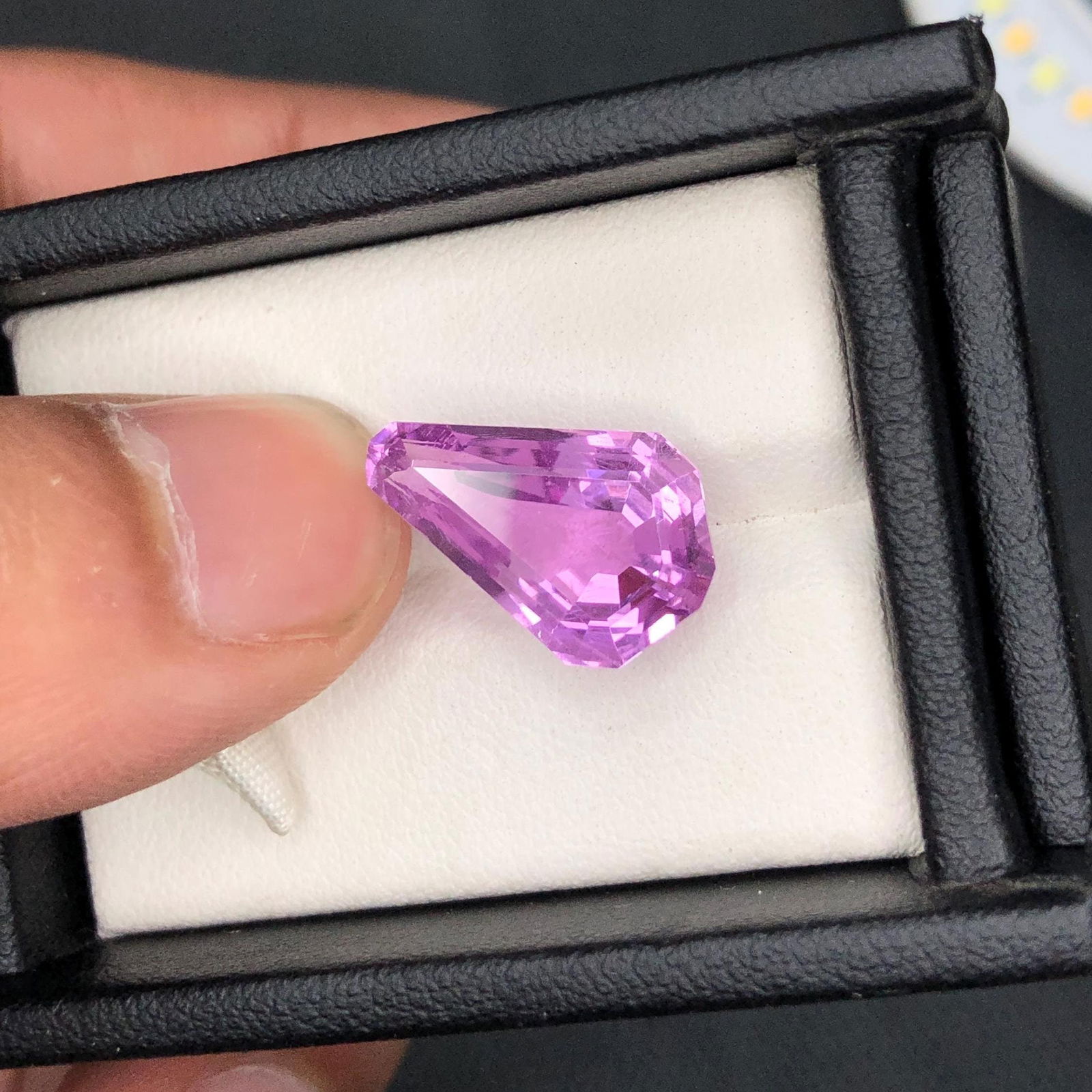 9.55 CT Deep Pink Kunzite Gemstone: Fancy Trillion Cut: Title: 9.55 CT Deep Pink Kunzite Gemstone: Fancy Trillion Cut Description: Item details Highlights Handpicked by GemsAndJewelsUSA Supplies for making crafts Gemstone: Kunzite Carat weight: 9.55 &#