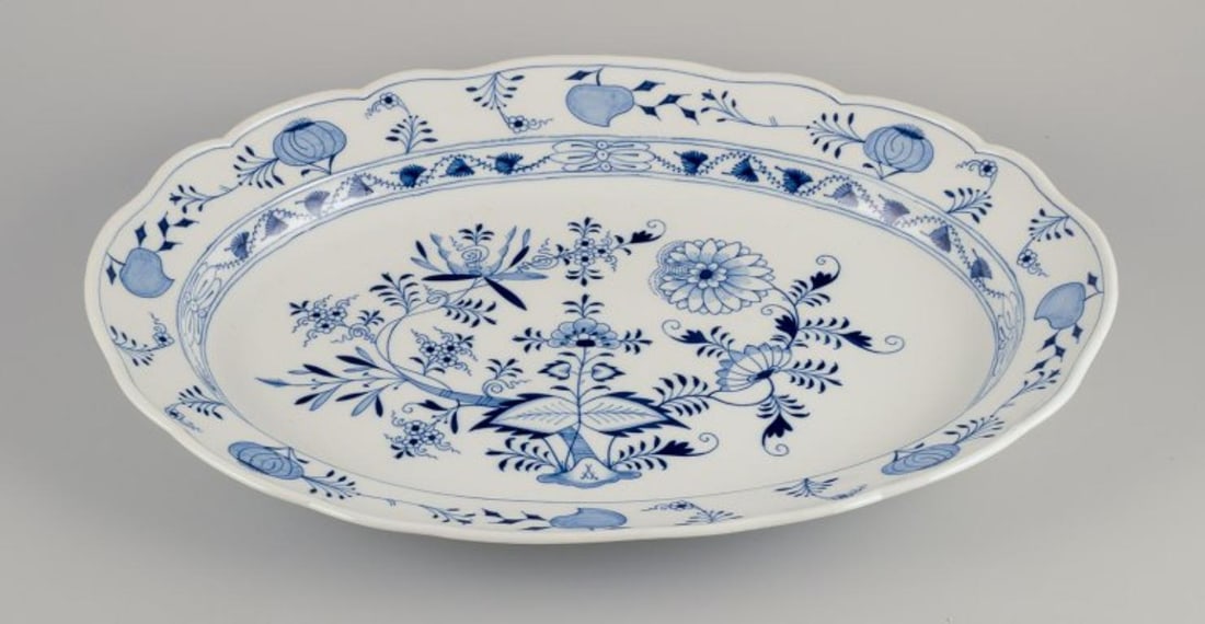 Meissen, Germany. Large Blue Onion pattern serving platter. Approx. 1900s.: Title: Meissen, Germany. Large Blue Onion pattern serving platter. Approx. 1900s. Description: Meissen, Germany. Large Blue Onion pattern serving platter. Hand-painted in blue. Approximately from the