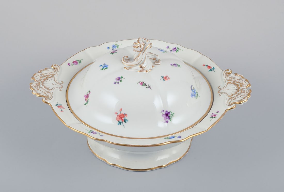 Meissen, Germany, large round lidded tureen with floral motifs. Approx. 1920s. - 2