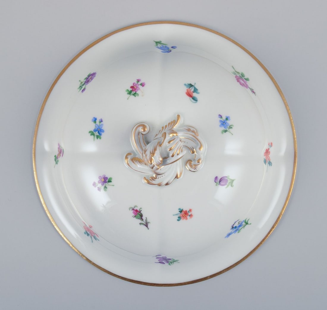 Meissen, Germany, large round lidded tureen with floral motifs. Approx. 1920s. - 5