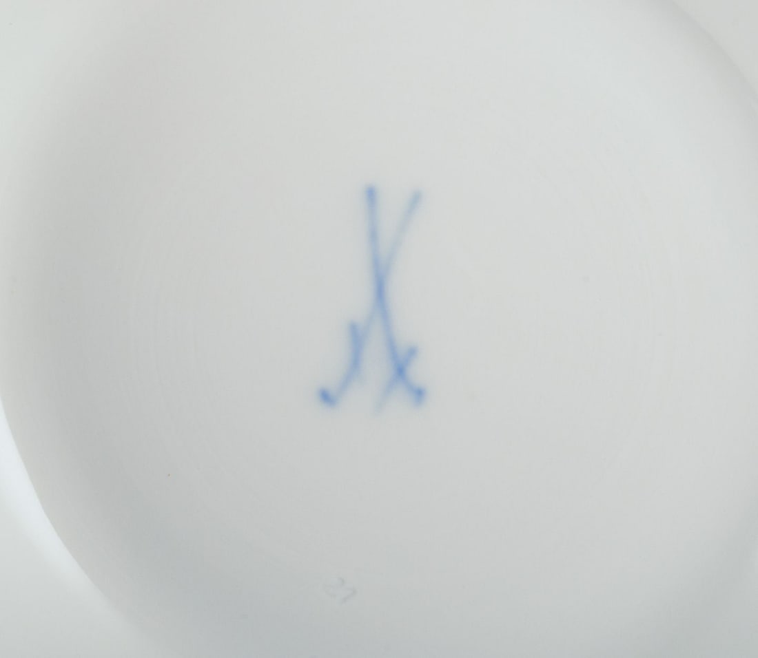 Meissen, Germany, large round lidded tureen with floral motifs. Approx. 1920s. - 7