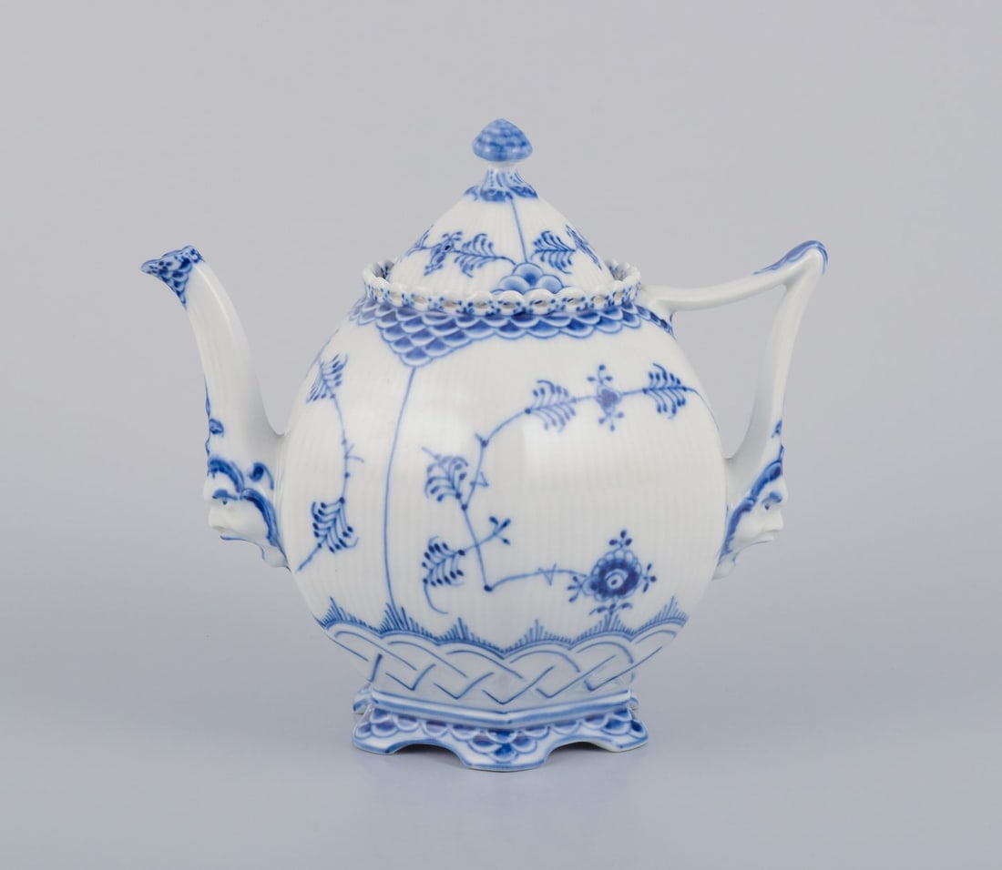 Royal Copenhagen Blue Fluted Full Lace, large teapot in porcelain: Title: Royal Copenhagen Blue Fluted Full Lace, large teapot in porcelain Description: Royal Copenhagen Blue Fluted Full Lace, large teapot. Spout and handle modelled with the head of a faun. Model num