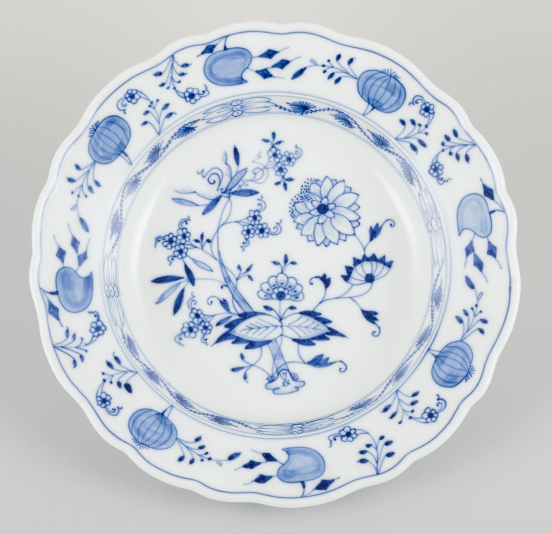Meissen, Germany. Blue Onion pattern. Four large deep plates in porcelain. Approx. 1900. - 2