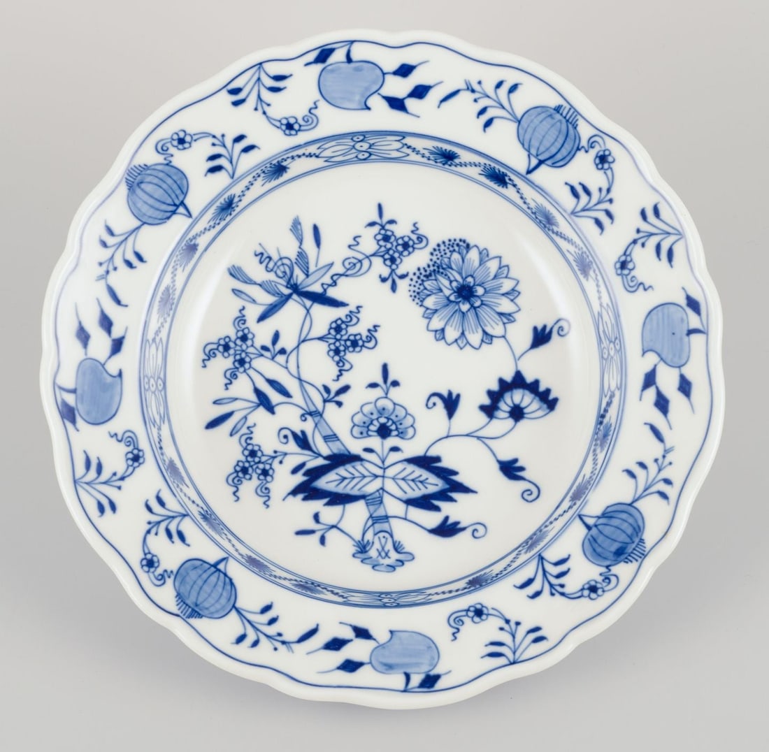 Meissen, Germany. Blue Onion pattern. Four large deep plates in porcelain. Approx. 1900. - 5