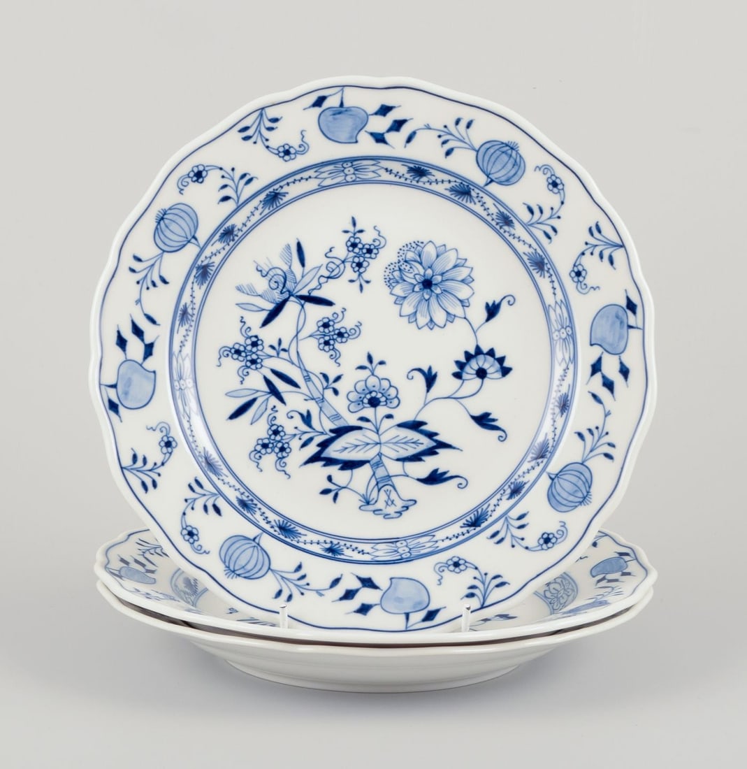 Meissen, Germany. Blue Onion pattern. Three deep dinner plates in porcelain. Approx. 1900.: Title: Meissen, Germany. Blue Onion pattern. Three deep dinner plates in porcelain. Approx. 1900. Description: Meissen, Germany. Blue Onion pattern. Three deep dinner plates. Hand-painted in blue. App