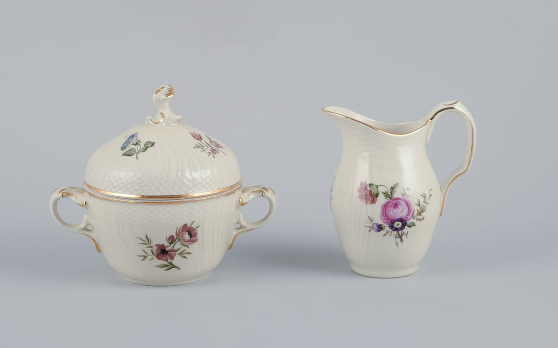 Royal Copenhagen, "Frijsenborg". Sugar bowl and creamer in porcelain. 1950s.: Title: Royal Copenhagen, "Frijsenborg". Sugar bowl and creamer in porcelain. 1950s. Description: Royal Copenhagen, "Frijsenborg". Sugar bowl and creamer. Decorated with floral motifs, gold rim.