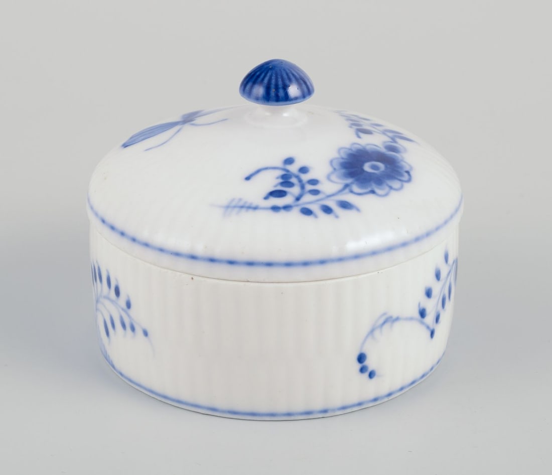Royal Copenhagen Blue Fluted Plain lidded jar in porcelain. Rare model.: Title: Royal Copenhagen Blue Fluted Plain lidded jar in porcelain. Rare model. Description: Royal Copenhagen Blue Fluted Plain lidded jar. Decorated with insects. Rare model. Produced between 1898-192