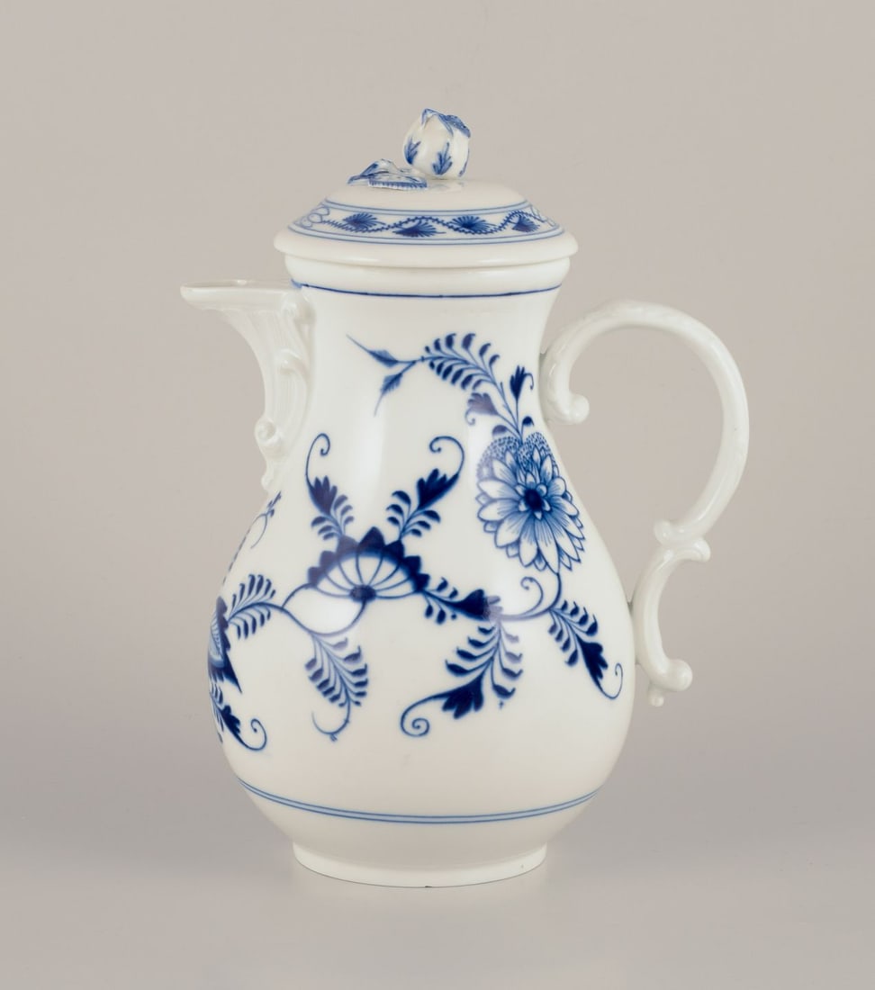 Meissen, Germany. Blue Onion pattern. Large coffee pot in porcelain. Approx. 1900. (1 of 9)