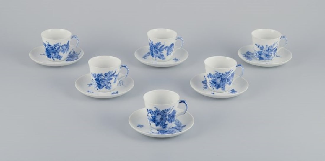 Royal Copenhagen Blue flower curved. A set of six coffee cups with saucers in porcelain. Dated 1956. (1 of 7)