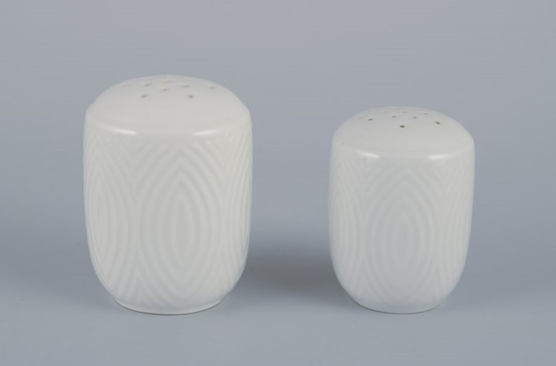 Axel Salto for Royal Copenhagen. Salt and pepper set in white porcelain. Circa 1960s.: Title: Axel Salto for Royal Copenhagen. Salt and pepper set in white porcelain. Circa 1960s. Description: Axel Salto for Royal Copenhagen. Salt and pepper set in white porcelain. Dating: Circa 1960s.