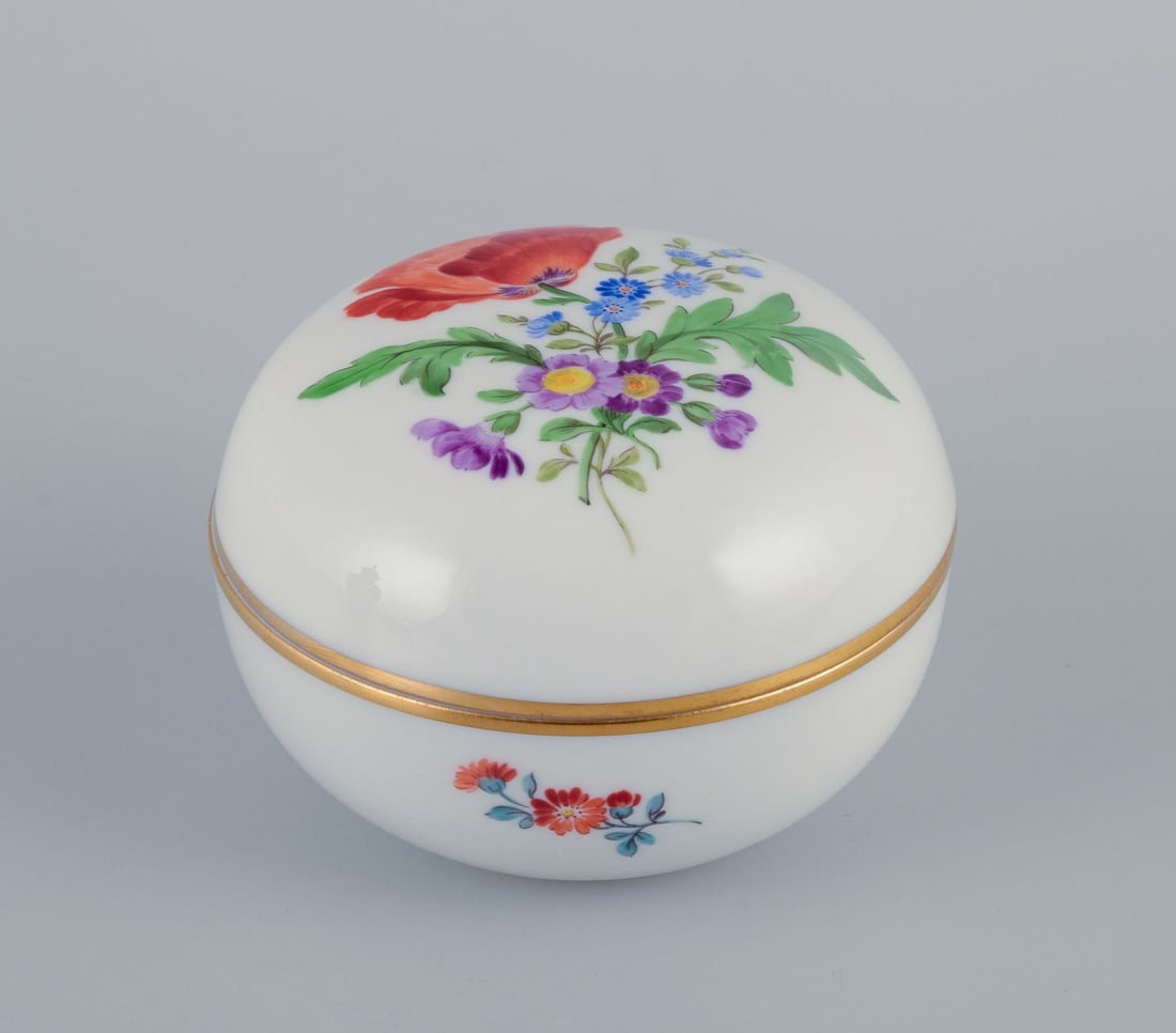 Meissen, lidded jar in porcelain. Polychrome flower motifs in overglaze. (1 of 6)