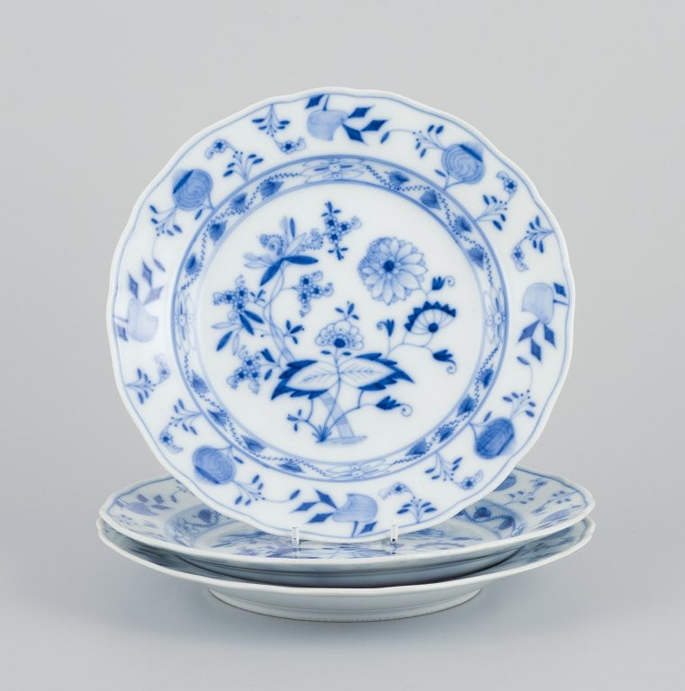 Meissen, Germany. Blue Onion pattern. Three antique dinner plates.: Title: Meissen, Germany. Blue Onion pattern. Three antique dinner plates. Description: Meissen, Germany. Blue Onion pattern. Three antique dinner plates. Late 19th century. Third factory quality. In