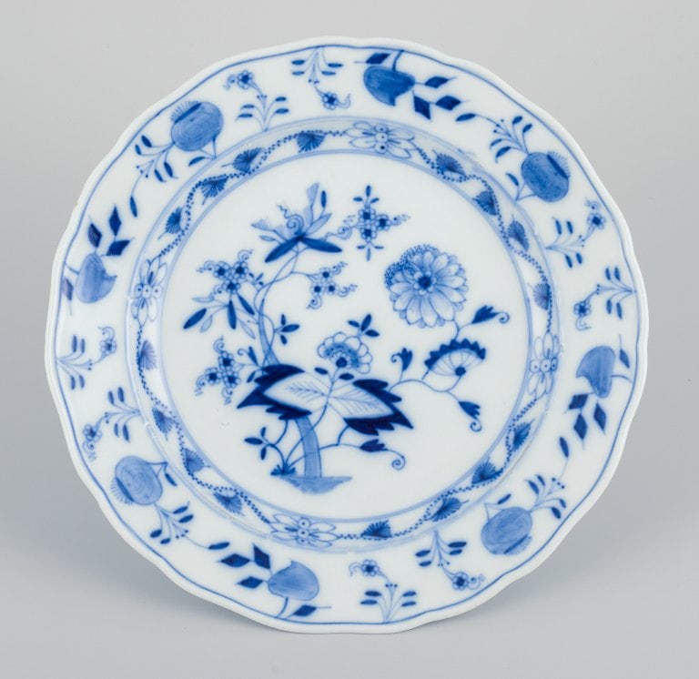 Meissen, Germany. Blue Onion pattern. Three antique dinner plates. - 4