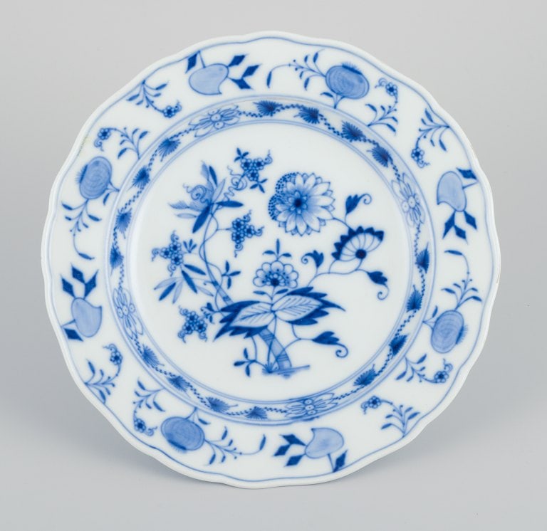 Meissen, Germany. Blue Onion pattern. Three antique dinner plates. - 5