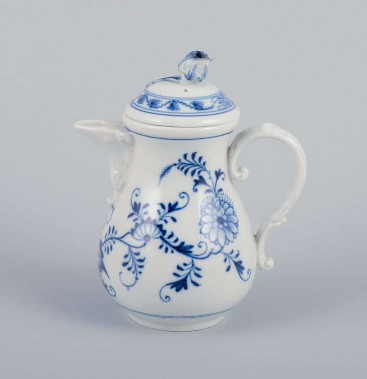Meissen, Germany. Blue Onion-patterned mocha pot. Lid with flower bud. Hand-decorated.: Title: Meissen, Germany. Blue Onion-patterned mocha pot. Lid with flower bud. Hand-decorated. Description: Meissen, Germany. Blue Onion-patterned mocha pot. Lid with flower bud. Hand-decorated.