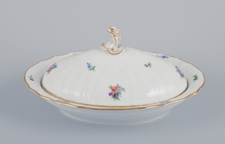 Royal Copenhagen Saxon Flower. Large oval lidded tureen in porcelain. Hand-painted with polychrome: Title: Royal Copenhagen Saxon Flower. Large oval lidded tureen in porcelain. Hand-painted with polychrome flowers. Gold rim. Description: Royal Copenhagen Saxon Flower. Large oval lidded tureen in por
