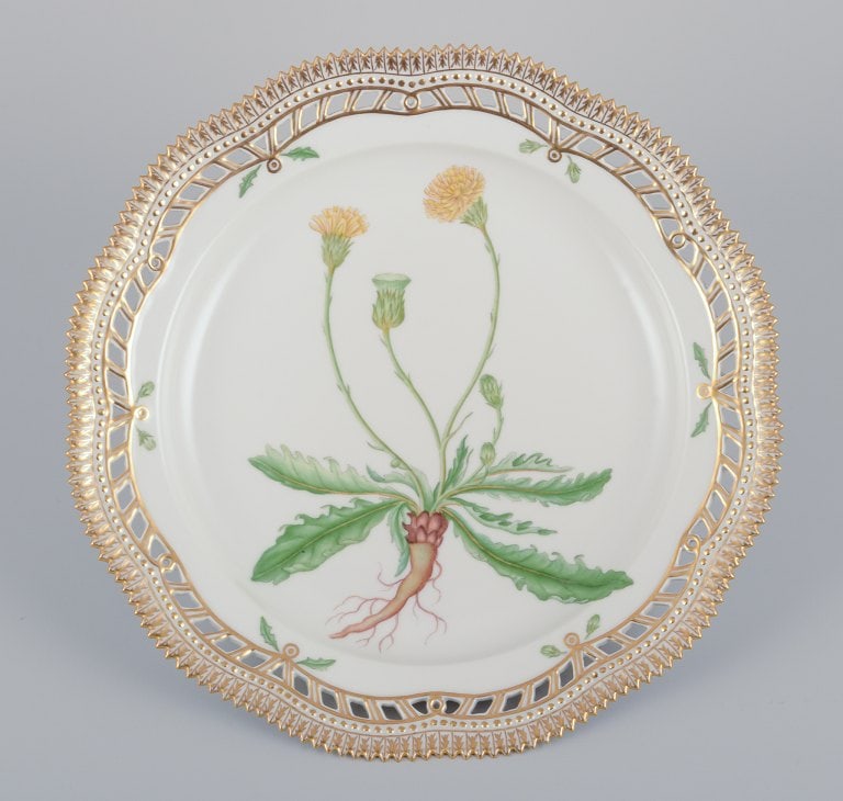 Royal Copenhagen Flora Danica. Large open lace porcelain dish. Hand-painted with a dandelion motif.: Title: Royal Copenhagen Flora Danica. Large open lace porcelain dish. Hand-painted with a dandelion motif. Description: Royal Copenhagen Flora Danica. Large open lace porcelain dish. Hand-painted with