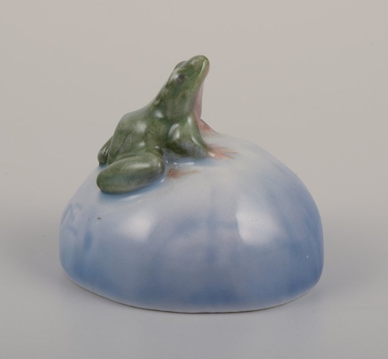 Royal Copenhagen porcelain figurine. Frog on a stone.: Title: Royal Copenhagen porcelain figurine. Frog on a stone. Description: Royal Copenhagen porcelain figurine. Frog on a stone. Early 1900s. Model number 507. In excellent condition. Marked. First