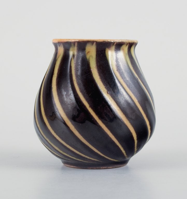 Kähler, a miniature vase and a lidded container. Hand-decorated. - 6