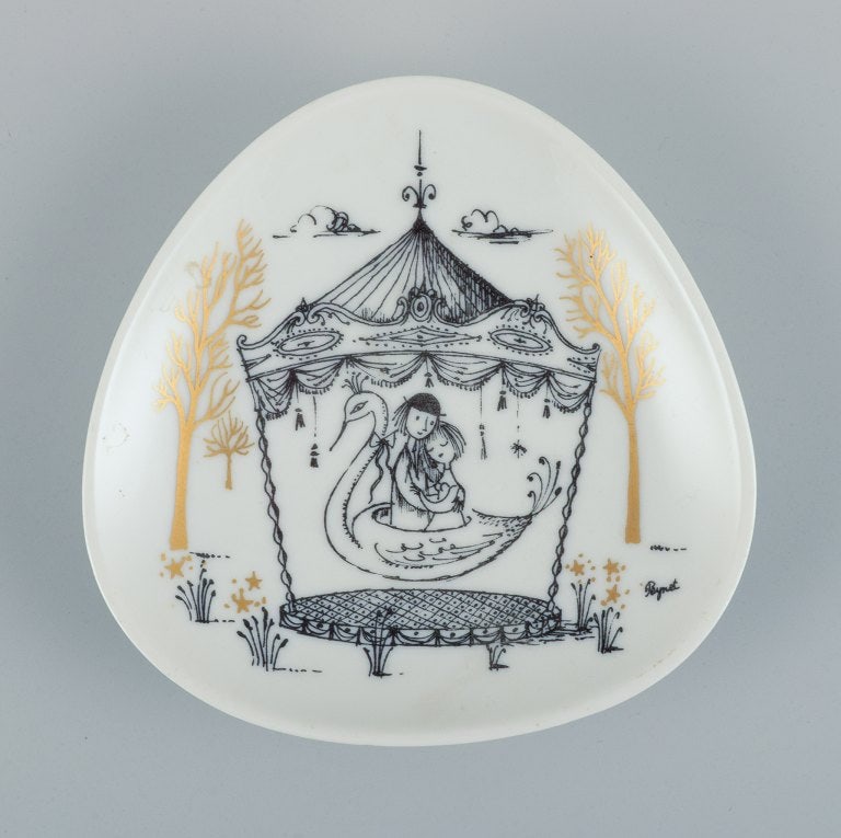 Bjørn Wiinblad (1918-2006), Denmark "Det Blå Hus" (The Blue House). Raymond Peynet and: Title: Bjørn Wiinblad (1918-2006), Denmark "Det Blå Hus" (The Blue House). Raymond Peynet and Bela Bachem for Rosenthal. Two small Rosenthal bowls in porcelain and two small wooden serving